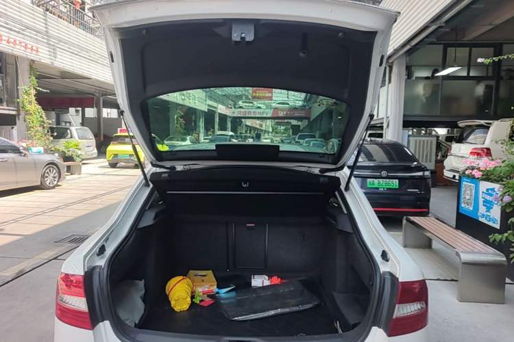 Used Skoda Superb 2013 1.8TSI Automatic Yashi Edition Trunk