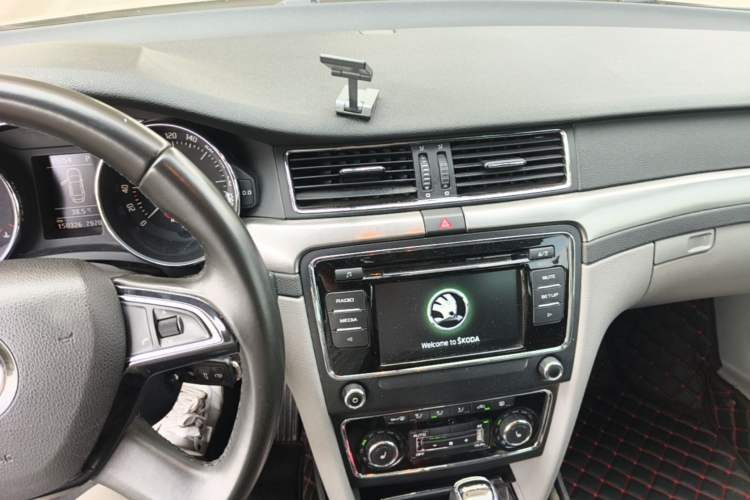 Used Skoda Superb 2013 1.8TSI Automatic Yashi Edition Audio And AC Panel