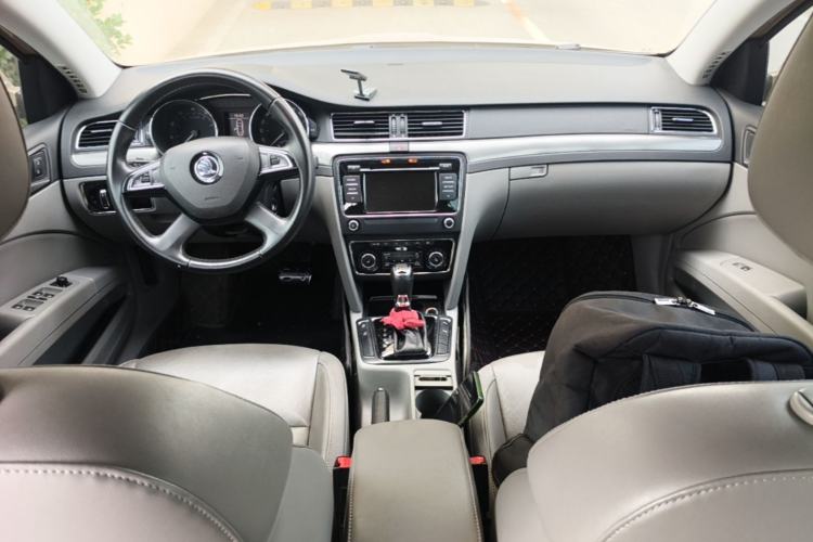 Used Skoda Superb 2013 1.8TSI Automatic Yashi Edition Center Console