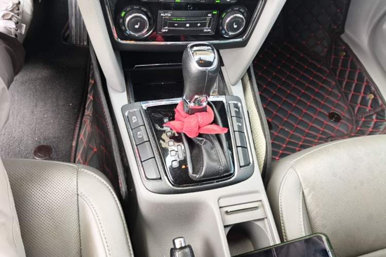 Used Skoda Superb 2013 1.8TSI Automatic Yashi Edition Gear Lever