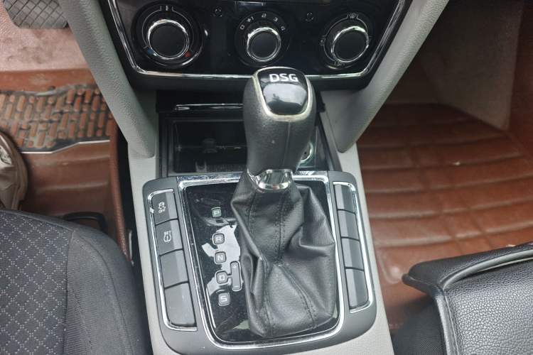 Used Skoda Superb 2013 1.4TSI DSG Sport Edition Gear Lever