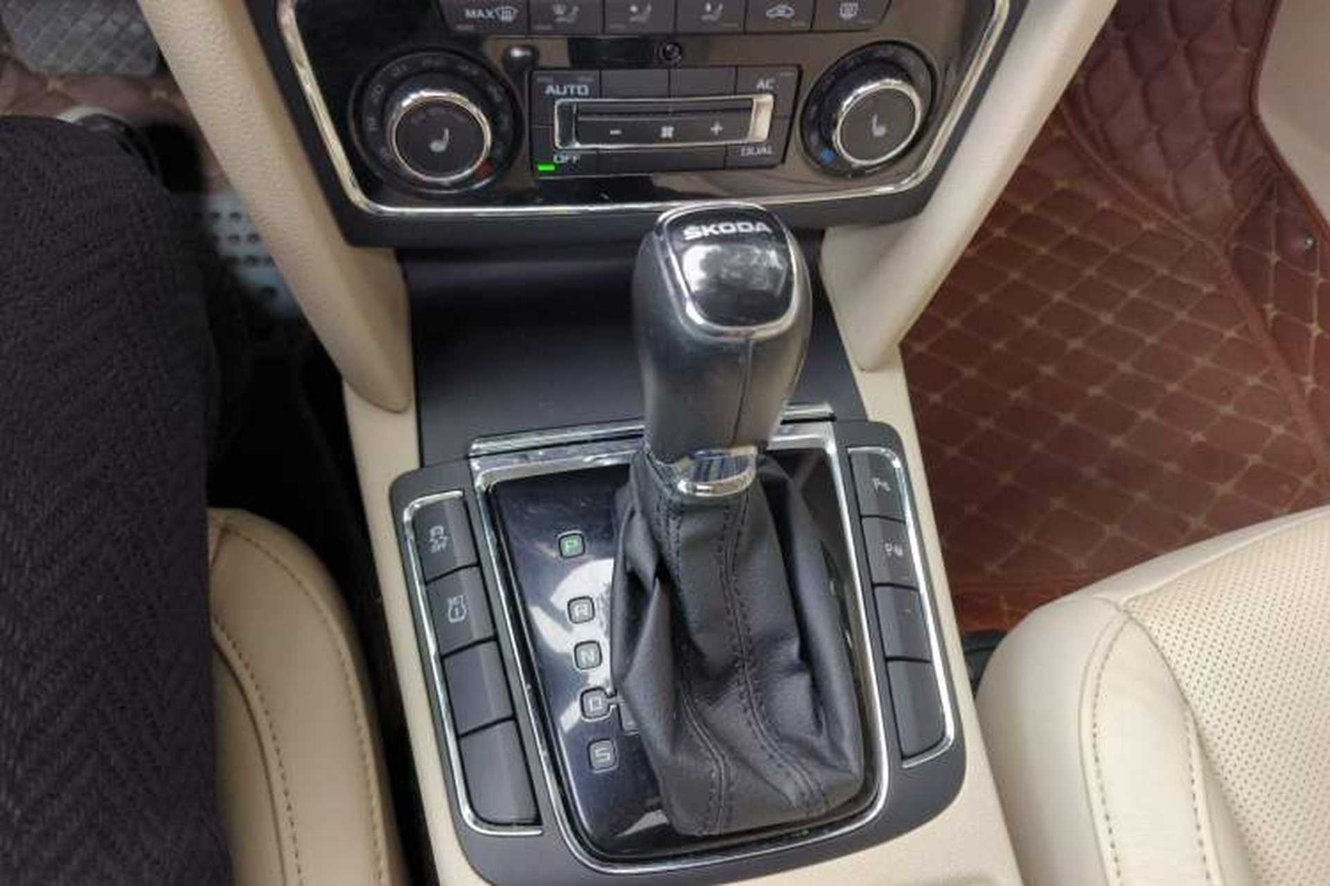 Used Skoda Superb 2013 1.8TSI Automatic Yashi Edition Gear Lever