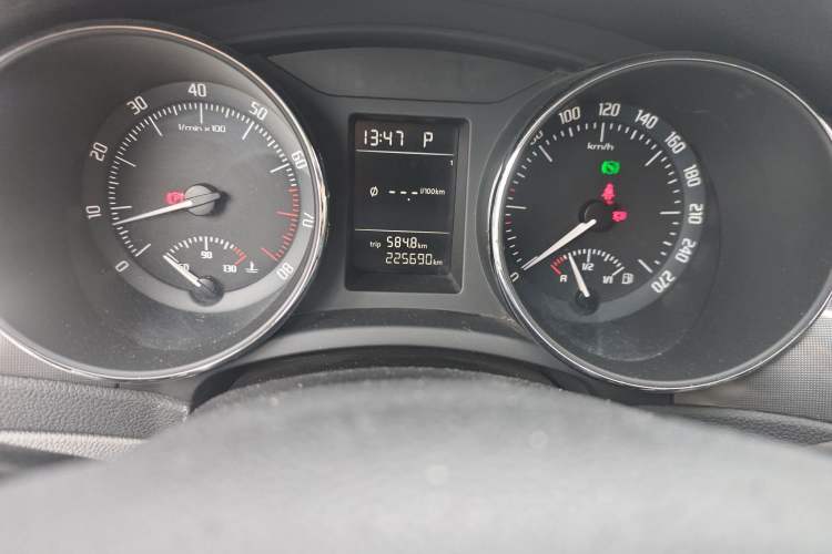 Used Skoda Superb 2013 1.4TSI DSG Sport Edition Odometer Close Up