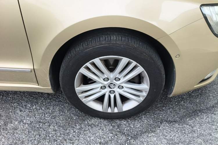 Used Skoda Superb 2013 1.8TSI Automatic Yashi Edition Right Front Wheel Hub