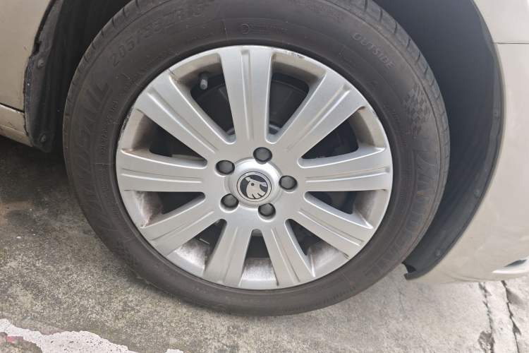 Used Skoda Superb 2013 1.4TSI DSG Sport Edition Right Front Wheel Hub