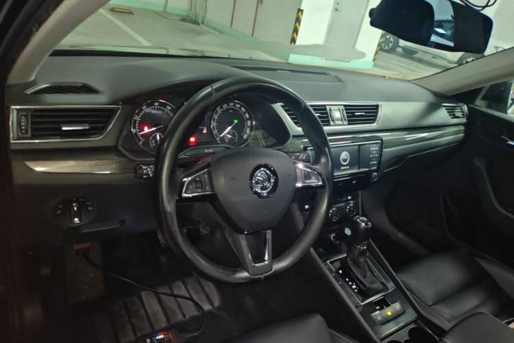 Used Skoda Superb 2016 TSI330 DSG Smart Drive Edition Center Console