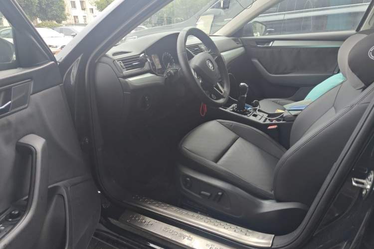 Used Skoda Superb 2016 TSI280 Manual Front-Drive Version Driver Seat