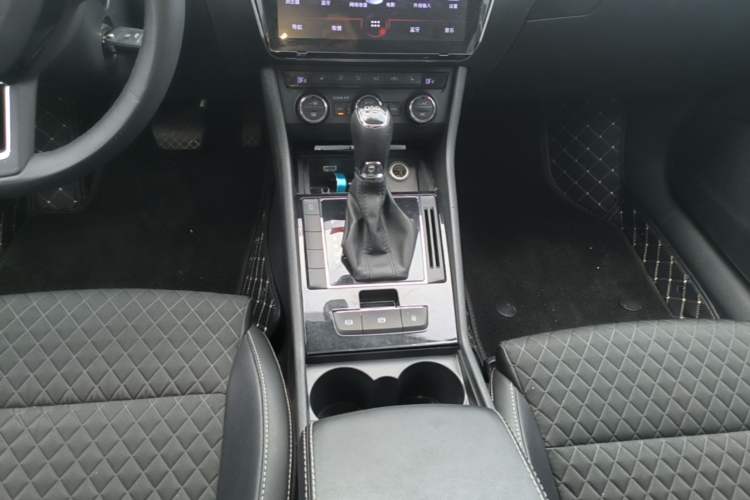 Used Skoda Superb 2016 TSI280 DSG Innovation Edition Gear Lever