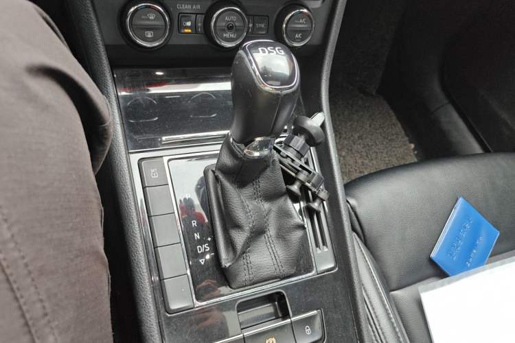 Used Skoda Superb 2016 TSI280 DSG Innovation Edition Gear Lever