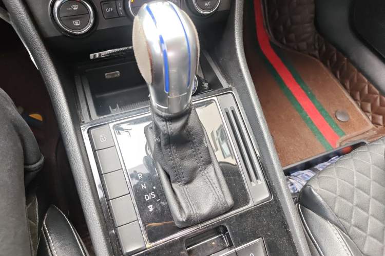 Used Skoda Superb 2016 TSI330 DSG Innovation Edition Gear Lever