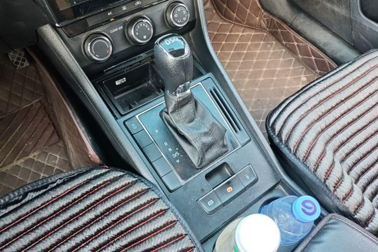 Used Skoda Superb 2016 TSI280 DSG Advanced Edition Gear Lever