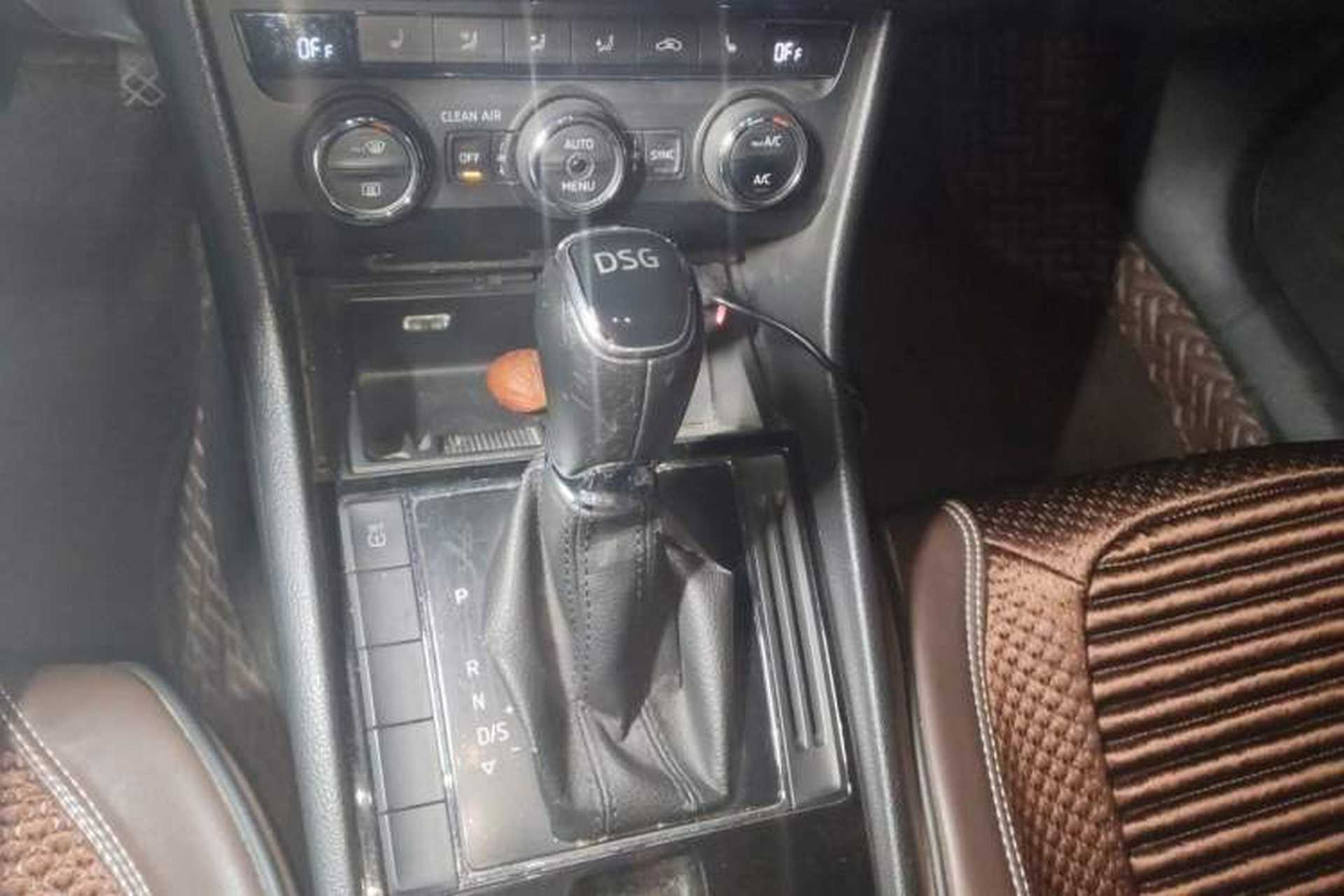 Used Skoda Superb 2016 TSI330 DSG Innovation Edition Gear Lever