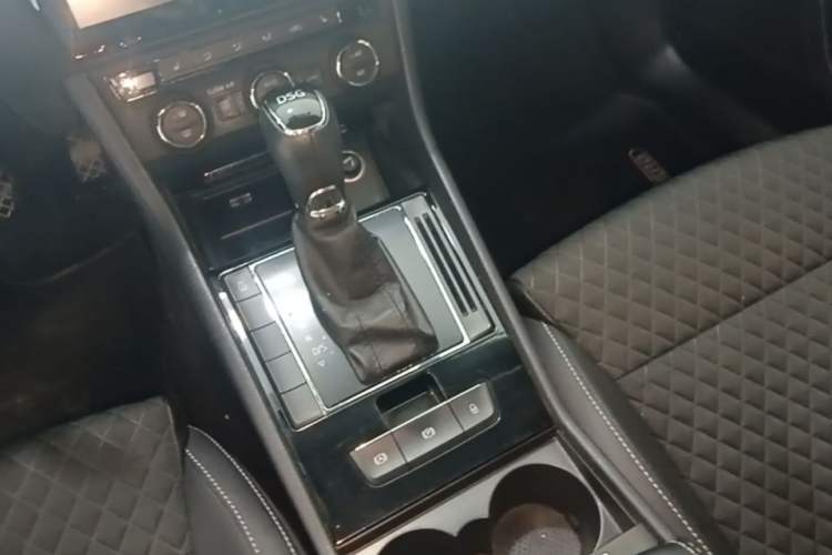 Used Skoda Superb 2016 TSI280 DSG Innovation Edition Gear Lever