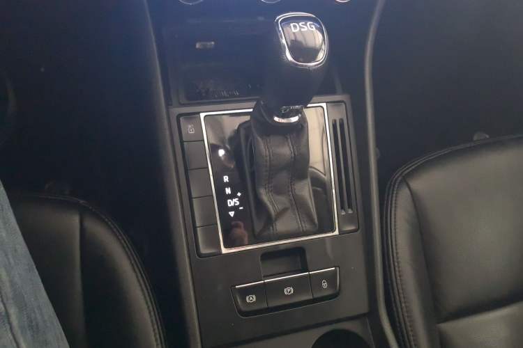 Used Skoda Superb 2016 TSI330 DSG Innovation Edition Gear Lever