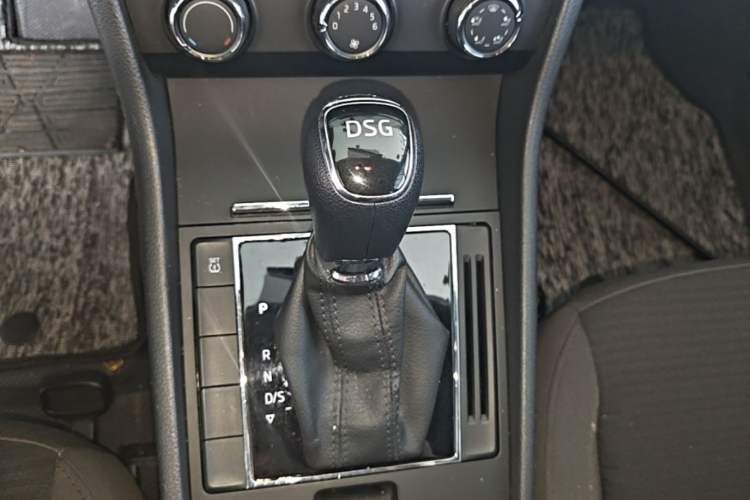 Used Skoda Superb 2016 TSI280 DSG Advanced Edition Gear Lever