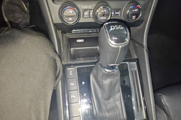 Used Skoda Superb 2016 TSI330 DSG Smart Drive Edition Gear Lever