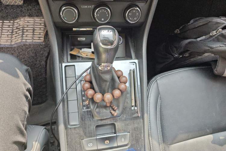 Used Skoda Superb 2016 TSI280 DSG Advanced Edition Gear Lever