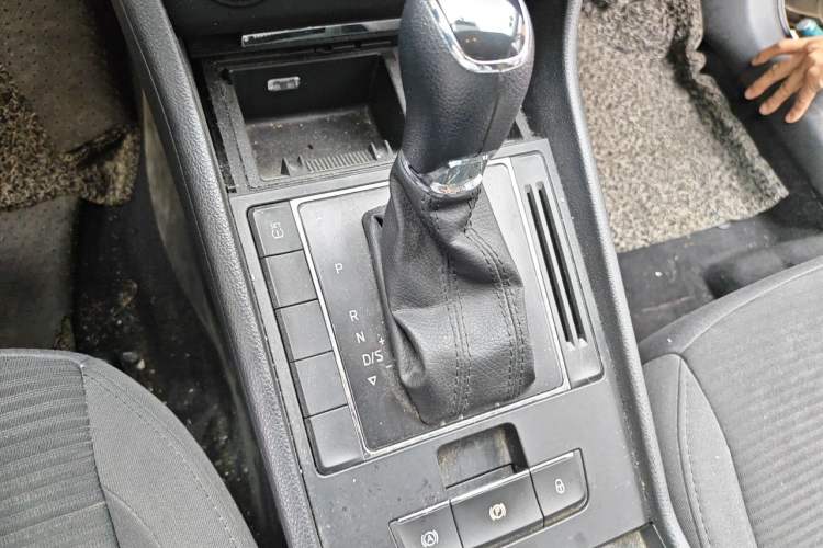 Used Skoda Superb 2016 TSI280 DSG Advanced Edition Gear Lever