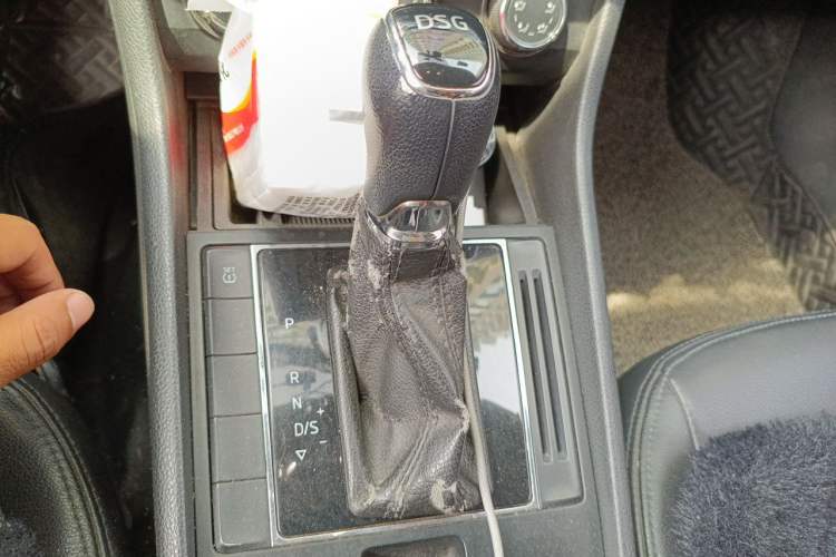 Used Skoda Superb 2016 TSI280 DSG Advanced Edition Gear Lever