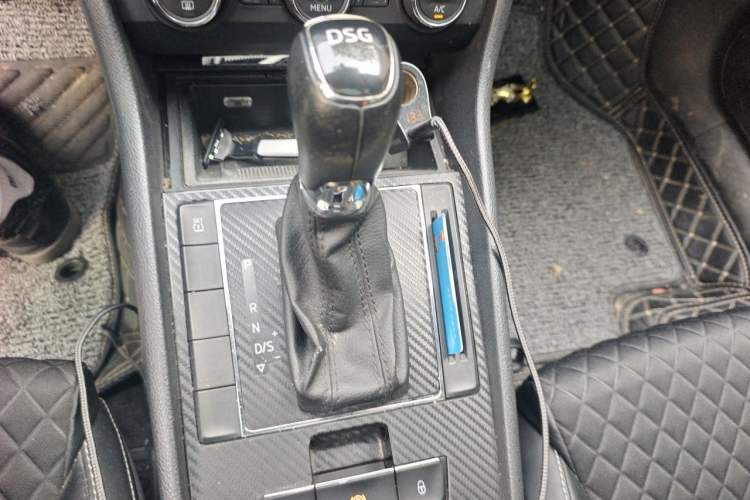 Used Skoda Superb 2016 TSI280 DSG Innovation Edition Gear Lever