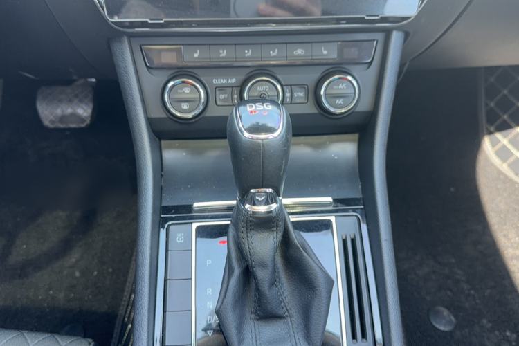 Used Skoda Superb 2016 TSI280 DSG Innovation Edition Gear Lever