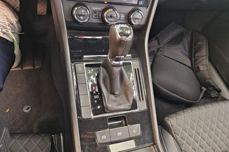 Used Skoda Superb 2016 TSI280 DSG Innovation Edition Gear Lever