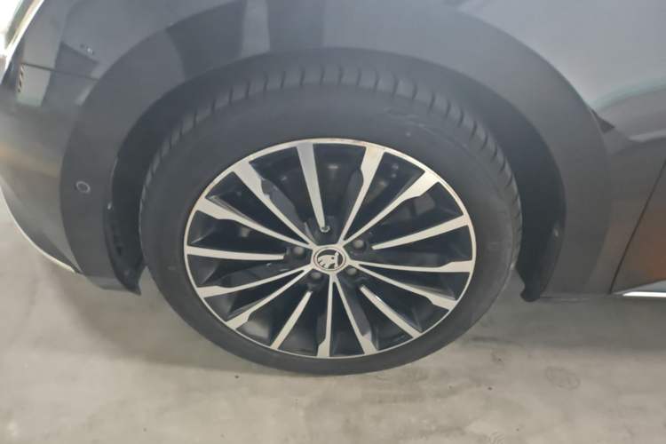 Used Skoda Superb 2016 TSI330 DSG Smart Drive Edition Left Front Wheel Hub