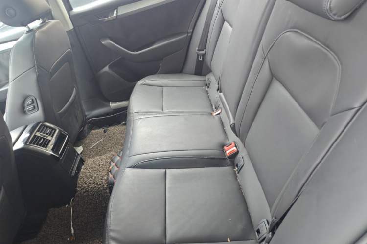 Used Skoda Superb 2016 TSI280 Manual Front-Drive Version Left Rear Seat