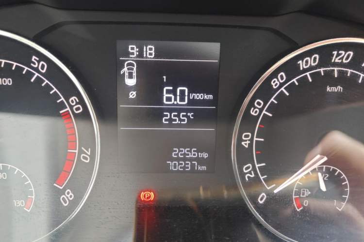 Used Skoda Superb 2016 TSI280 Manual Front-Drive Version Odometer Close Up