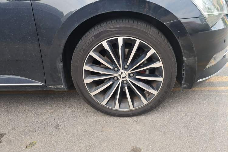 Used Skoda Superb 2016 TSI330 DSG Innovation Edition Right Front Wheel Hub