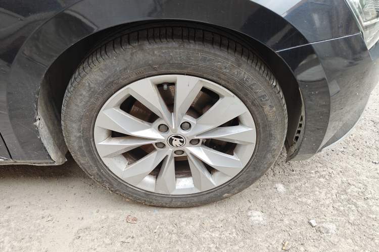 Used Skoda Superb 2016 TSI280 DSG Innovation Edition Right Front Wheel Hub