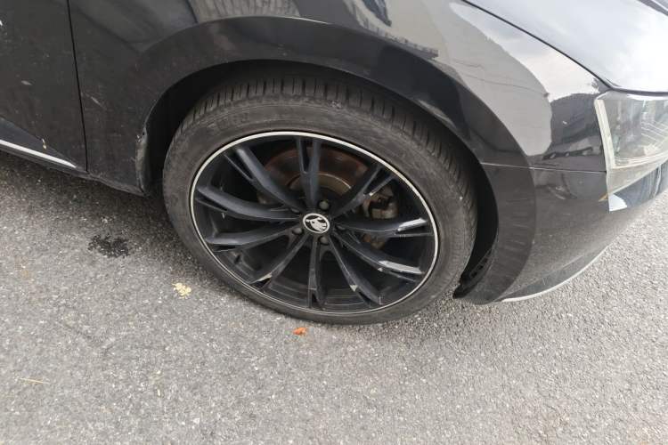 Used Skoda Superb 2016 TSI330 DSG Innovation Edition Right Front Wheel Hub