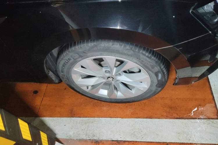 Used Skoda Superb 2016 TSI330 DSG Innovation Edition Right Front Wheel Hub