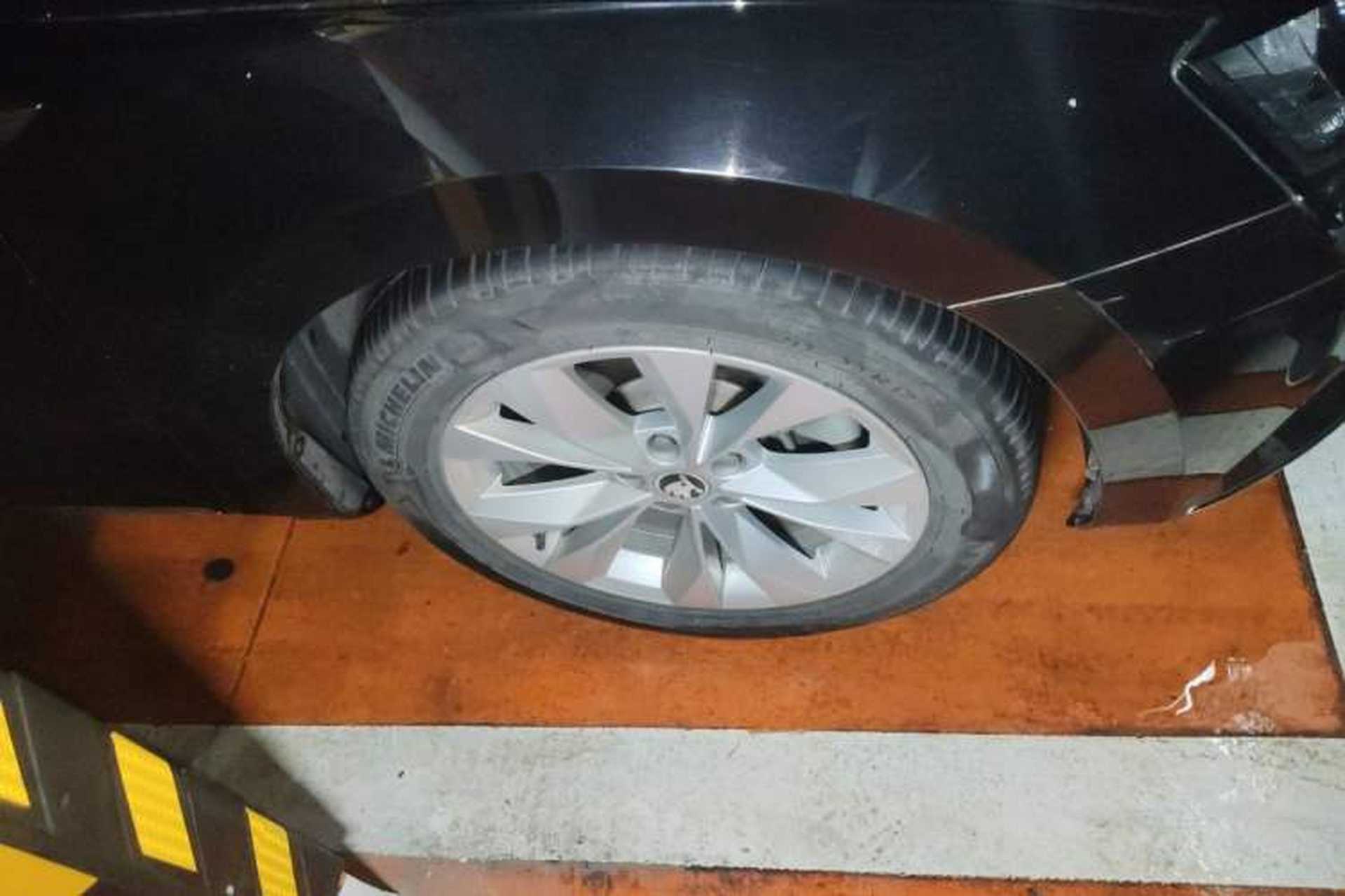 Used Skoda Superb 2016 TSI330 DSG Innovation Edition Right Front Wheel Hub