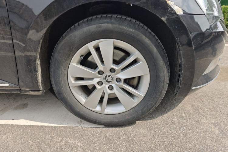 Used Skoda Superb 2016 TSI280 DSG Advanced Edition Right Front Wheel Hub