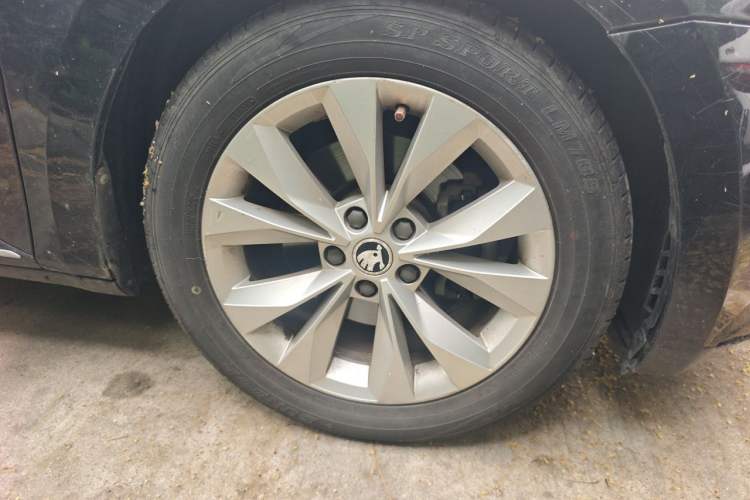 Used Skoda Superb 2016 TSI280 DSG Innovation Edition Right Front Wheel Hub