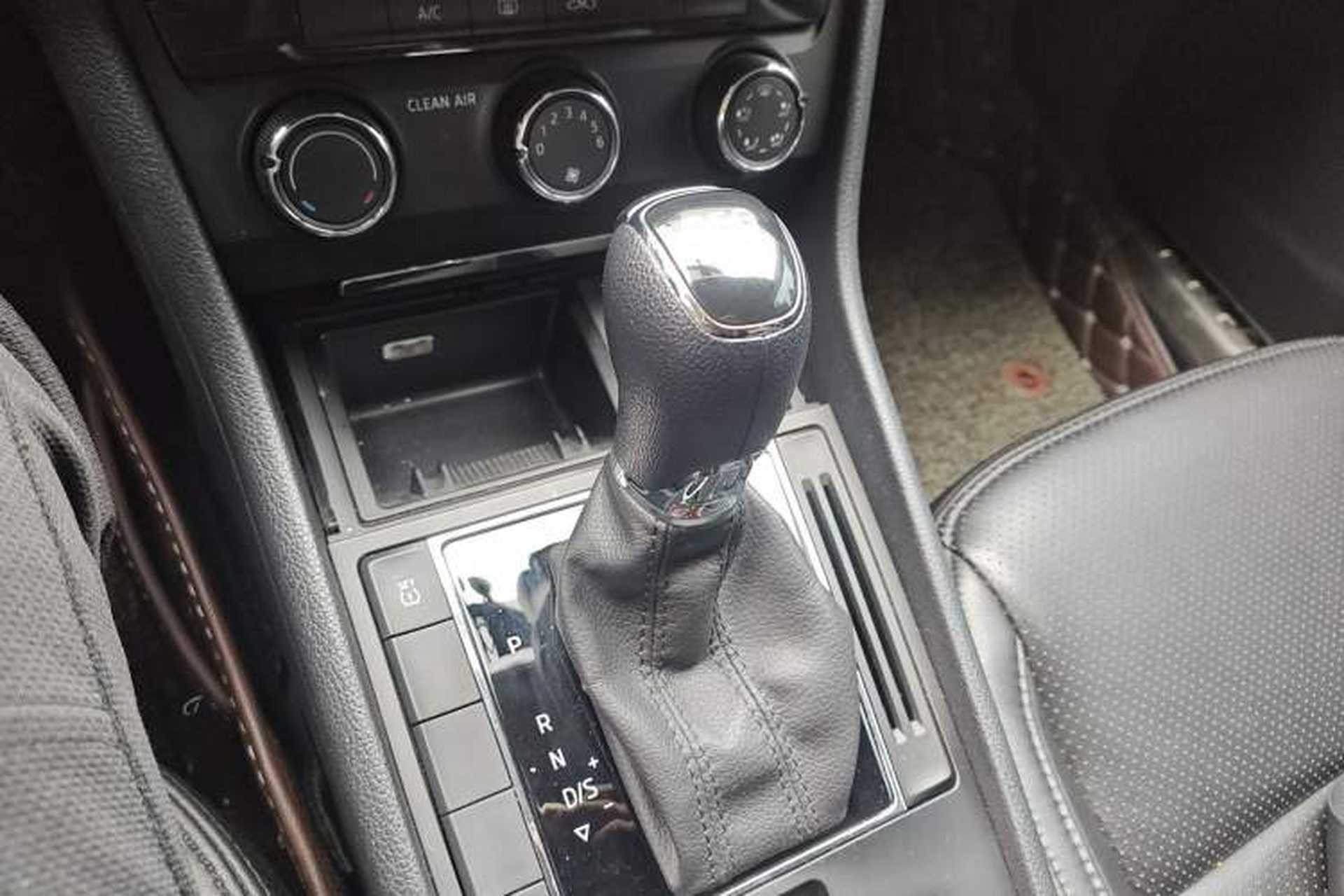 Used Skoda Superb 2016 TSI280 DSG Advanced Edition Gear Lever