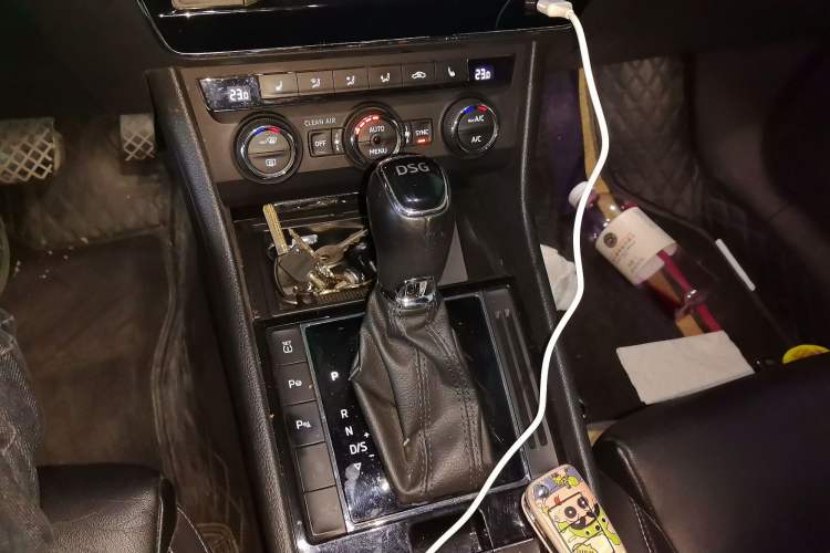 Used Skoda Superb 2016 TSI330 DSG Smart Drive Edition Gear Lever