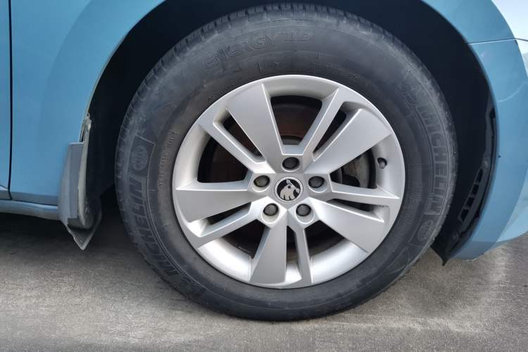 Used Skoda Superb 2016 TSI280 DSG Advanced Edition Right Front Wheel Hub