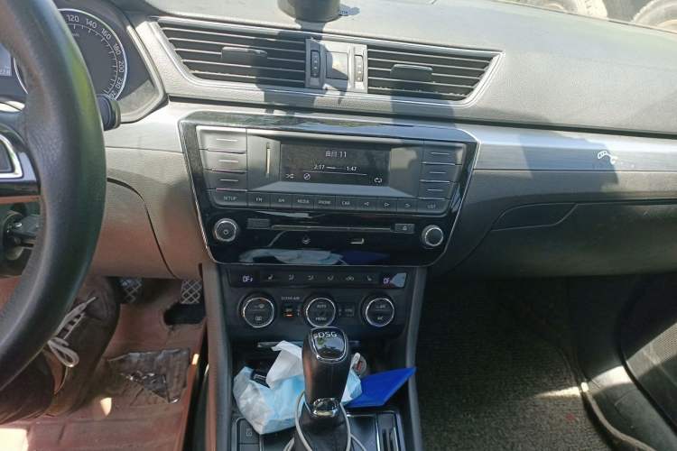 Used Skoda Superb 2016 TSI330 DSG Innovation Edition Audio And AC Panel