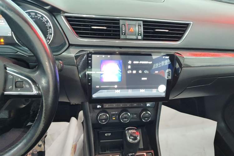 Used Skoda Superb 2016 TSI330 DSG Smart Drive Edition Audio And AC Panel