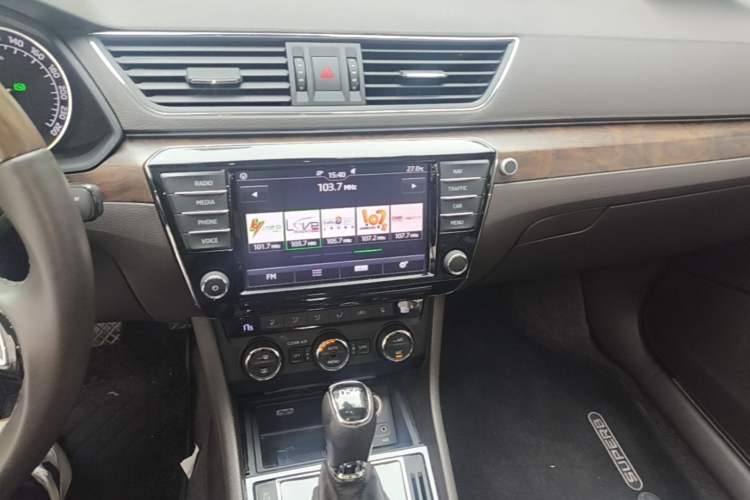 Used Skoda Superb 2016 Facelifted TSI380 DSG Flagship Edition Audio And AC Panel