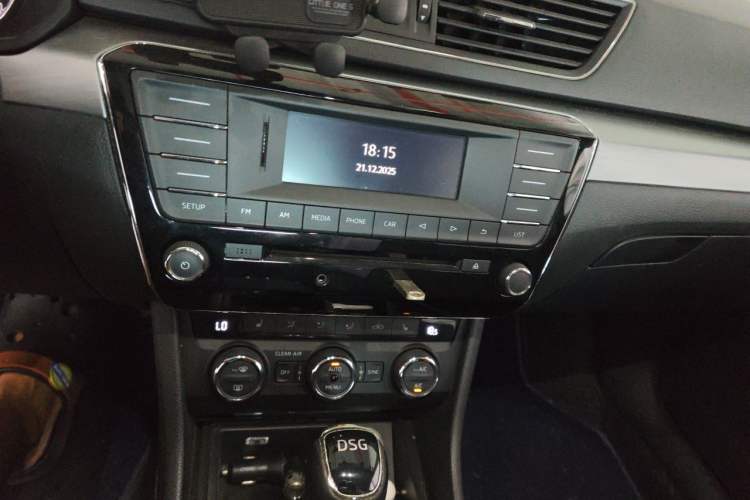 Used Skoda Superb 2016 TSI330 DSG Innovation Edition Audio And AC Panel