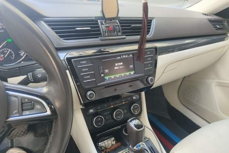 Used Skoda Superb 2016 TSI330 DSG Smart Drive Edition Audio And AC Panel