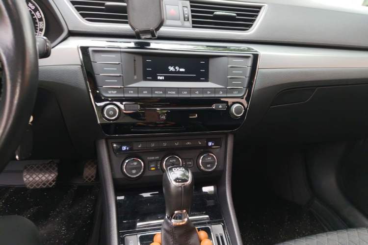 Used Skoda Superb 2016 TSI330 DSG Innovation Edition Audio And AC Panel