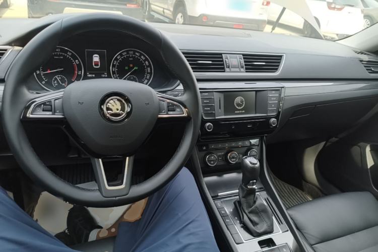 Used Skoda Superb 2016 TSI330 DSG Smart Drive Edition Center Console