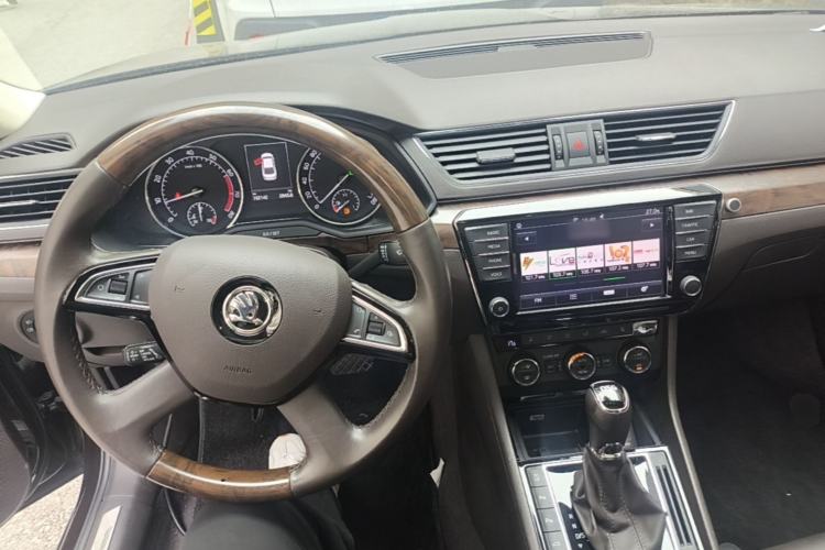 Used Skoda Superb 2016 Facelifted TSI380 DSG Flagship Edition Center Console