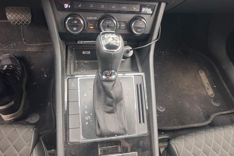 Used Skoda Superb 2016 TSI280 DSG Innovation Edition Gear Lever