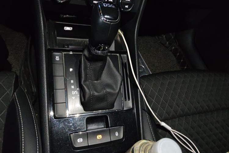 Used Skoda Superb 2016 TSI330 DSG Innovation Edition Gear Lever