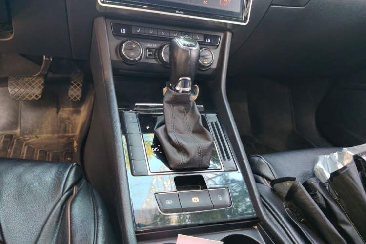 Used Skoda Superb 2016 TSI280 DSG Innovation Edition Gear Lever
